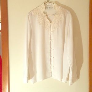 Vintage Kathy Che white button up Blouse .Like New